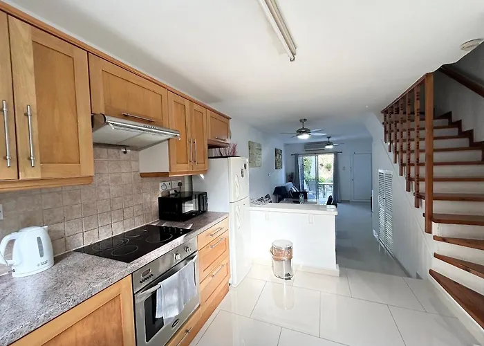 아파트 Margarita Gardens Maisonette 파포스